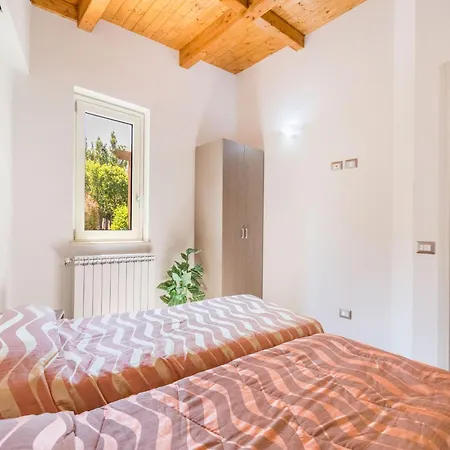 In With Mountain Views شقة Gasponi